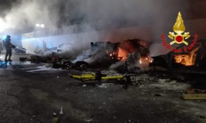 Auto e rifiuti in fiamme dietro il campo rom di via Bonfadini FOTO