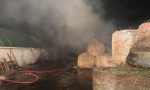 Devastante incendio in cascina, raccolto in fumo FOTO VIDEO