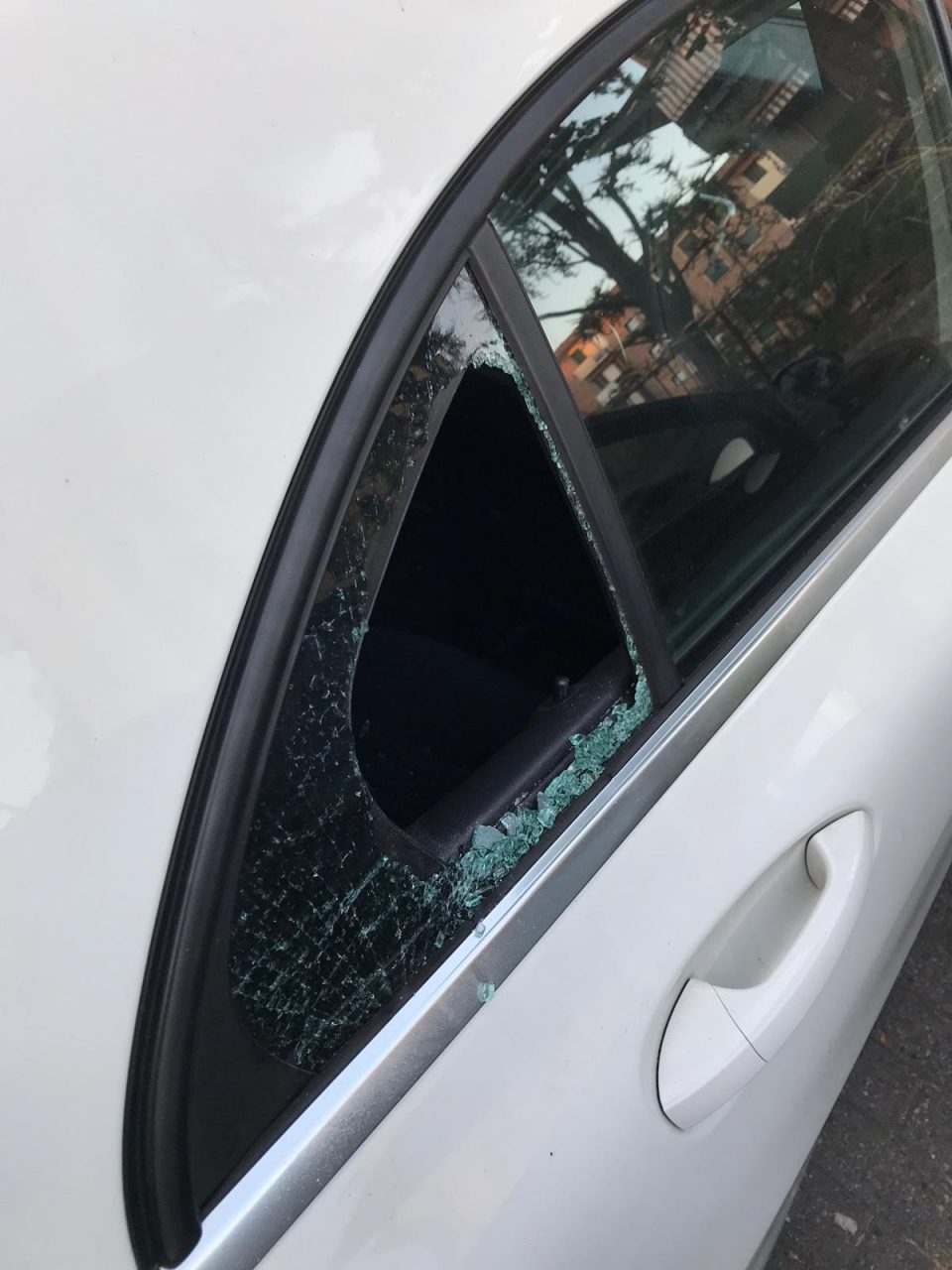 Furti in serie sulle auto nella notte