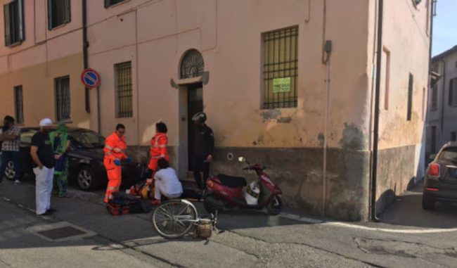 Investe con l’auto il presunto violentatore di sua moglie