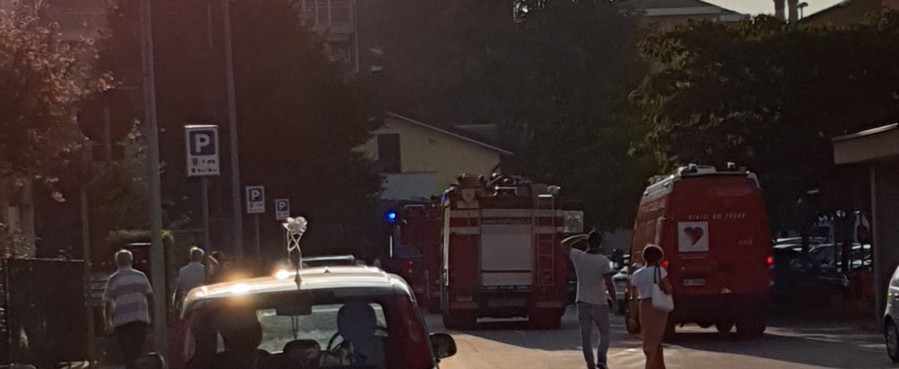 Lavatrice in fiamme, a Cernusco arrivano i pompieri FOTO