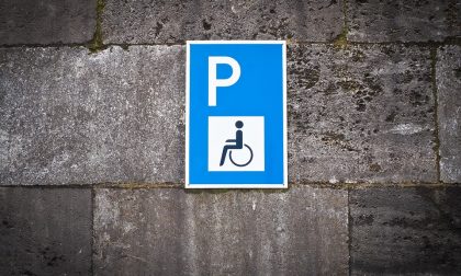 Parcheggi per disabili a scuola: a Pontirolo è sosta selvaggia