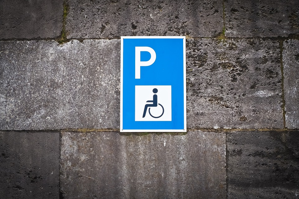 Parcheggia la Bmw nello stallo per disabili e va in sala scommesse: esce e si becca maxi multa e sequestro