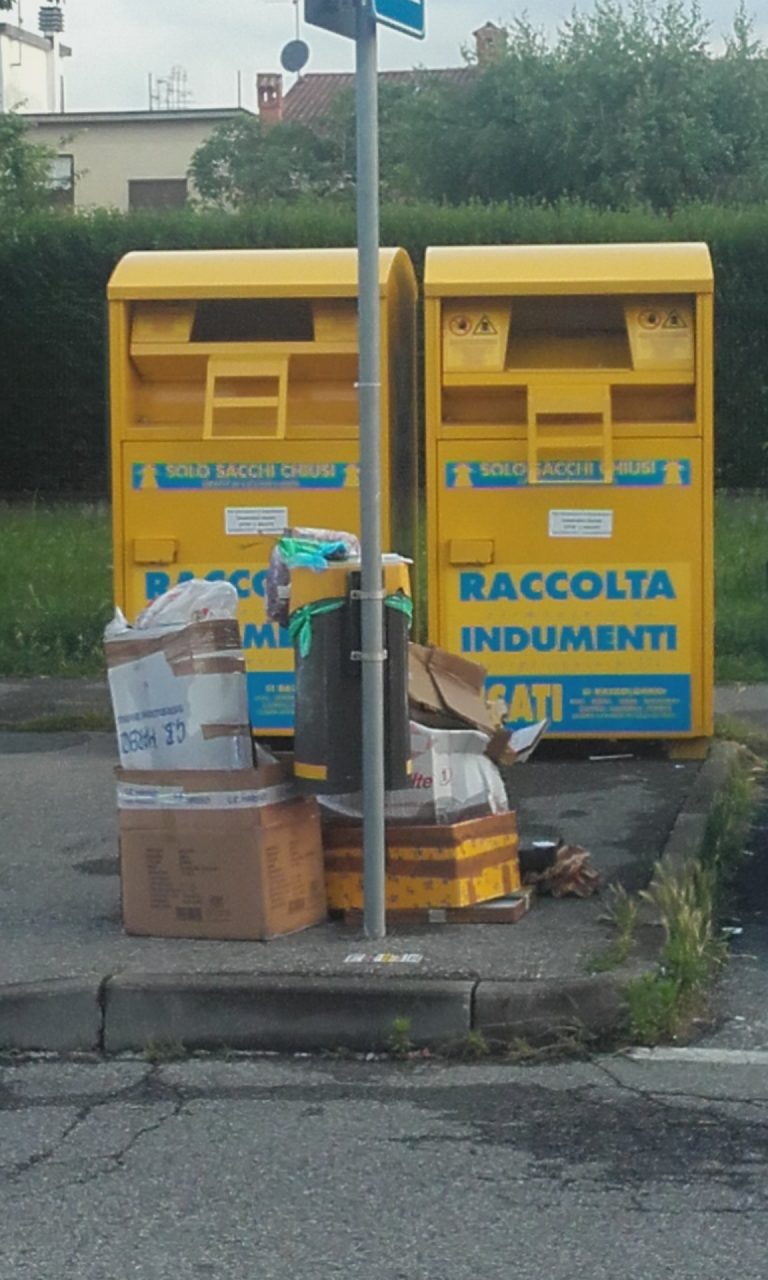 Spazzatura abbandonata a fianco dei cassonetti gialli