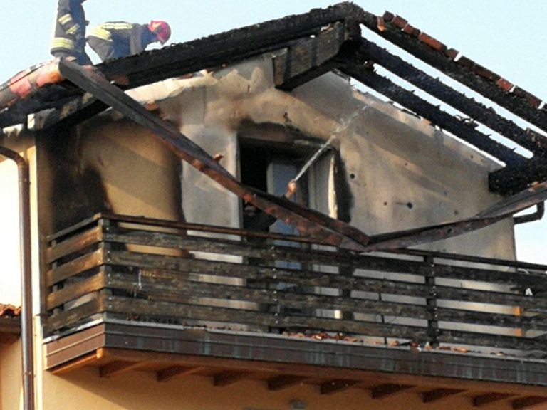 Il ponte chiuso rallenta i pompieri… E la casa viene distrutta dalle fiamme