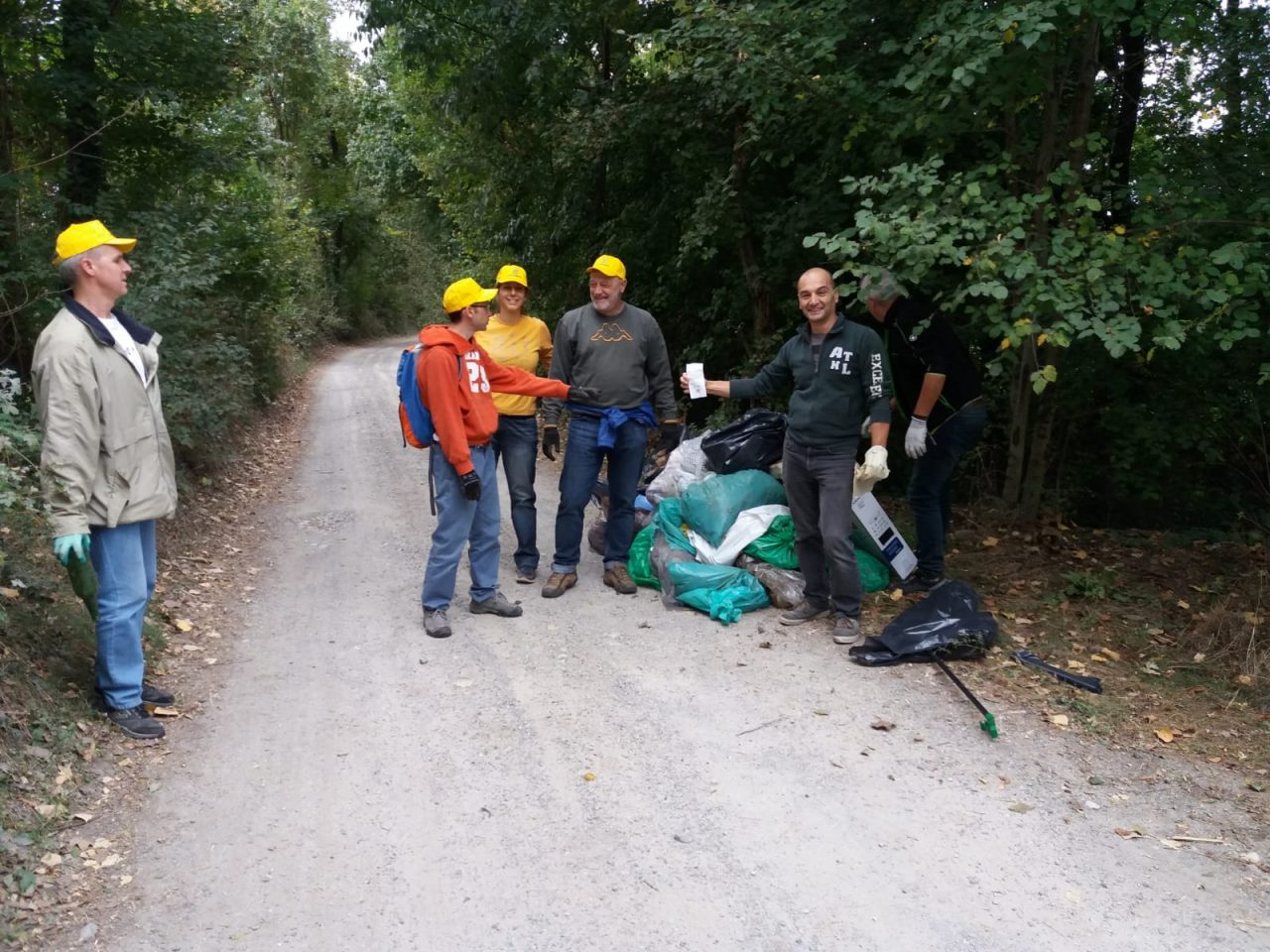 Puliamo il mondo a Fara d’Adda: un cassone da camion colmo di rifiuti