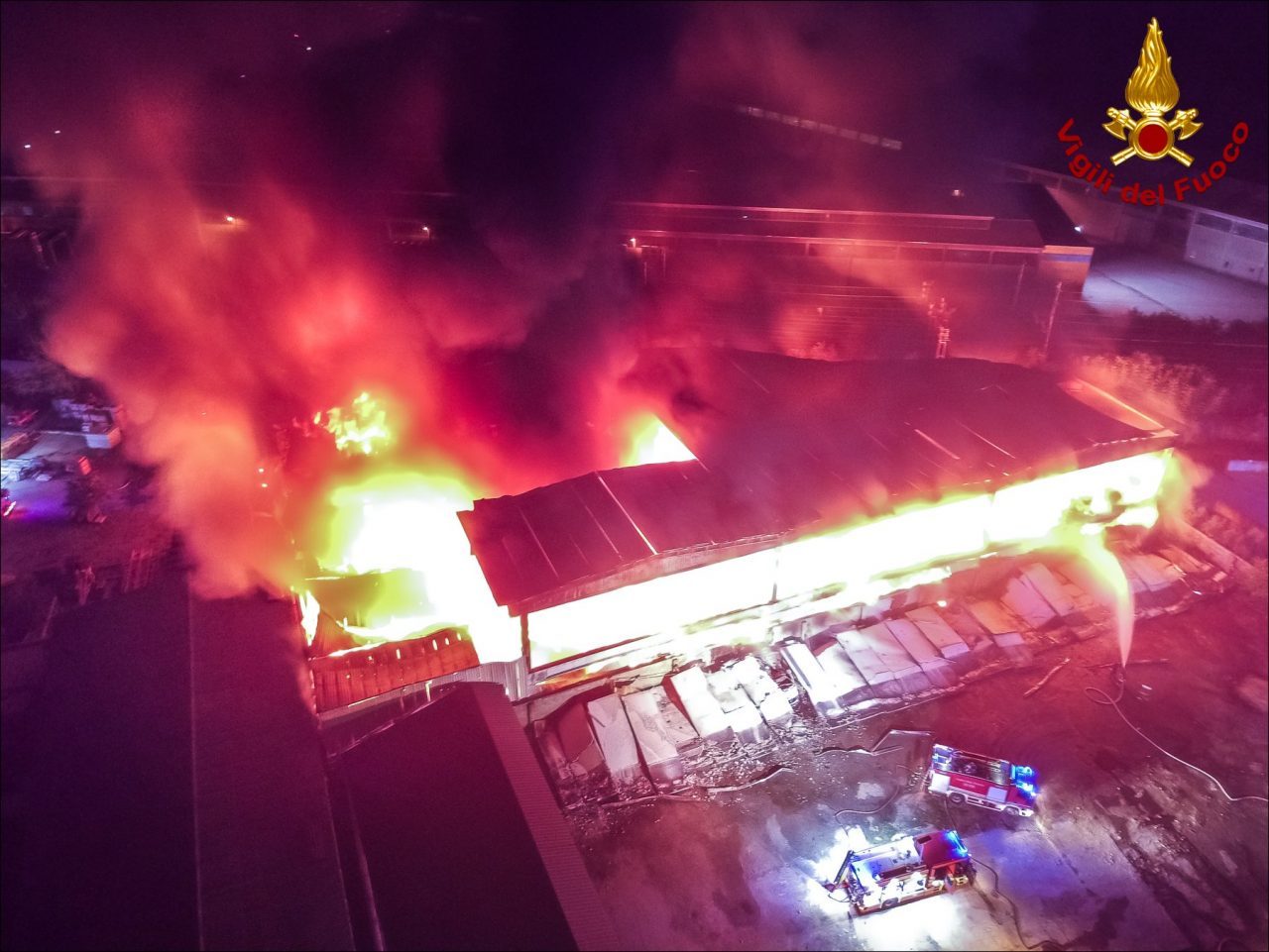 Incendio in un deposito di rifiuti nel Milanese FOTO