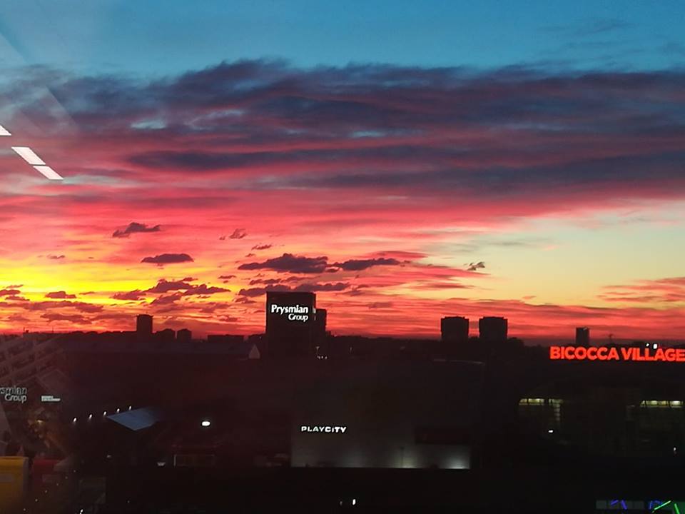 Alba infuocata, che spettacolo il cielo stamattina