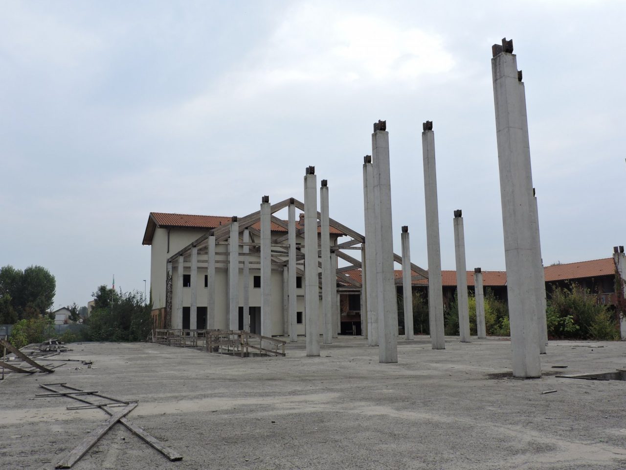 Corte abbandonata, allarme sicurezza in centro paese