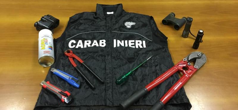 Arrestata coppia di animalisti ventenni: hanno fatto irruzione nel capanno di un cacciatore e liberato gli uccelli