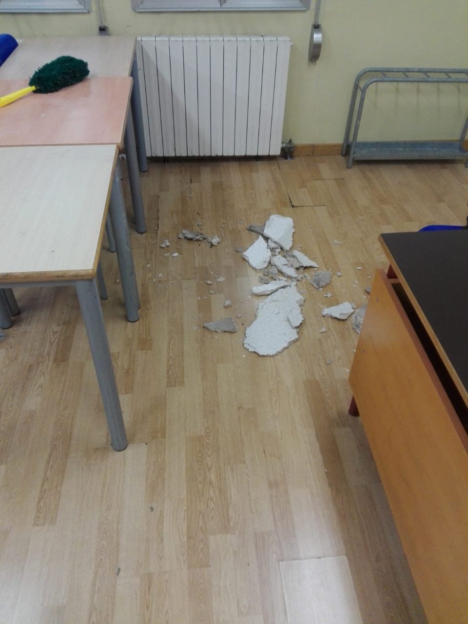 Emergenza maltempo, crolla il soffitto di una scuola