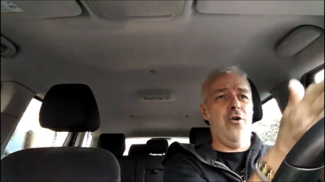 Van De Sfroos in coda  improvvisa la Ballata del guidatore VIDEO