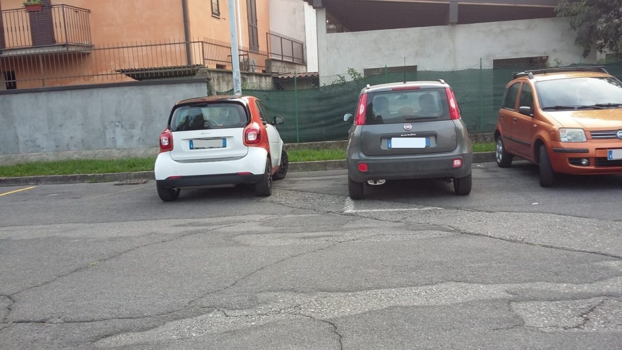 A Pontirolo è scoppiata la guerra dei parcheggi a colpi di… foto