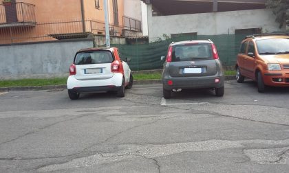 A Pontirolo è scoppiata la guerra dei parcheggi a colpi di... foto