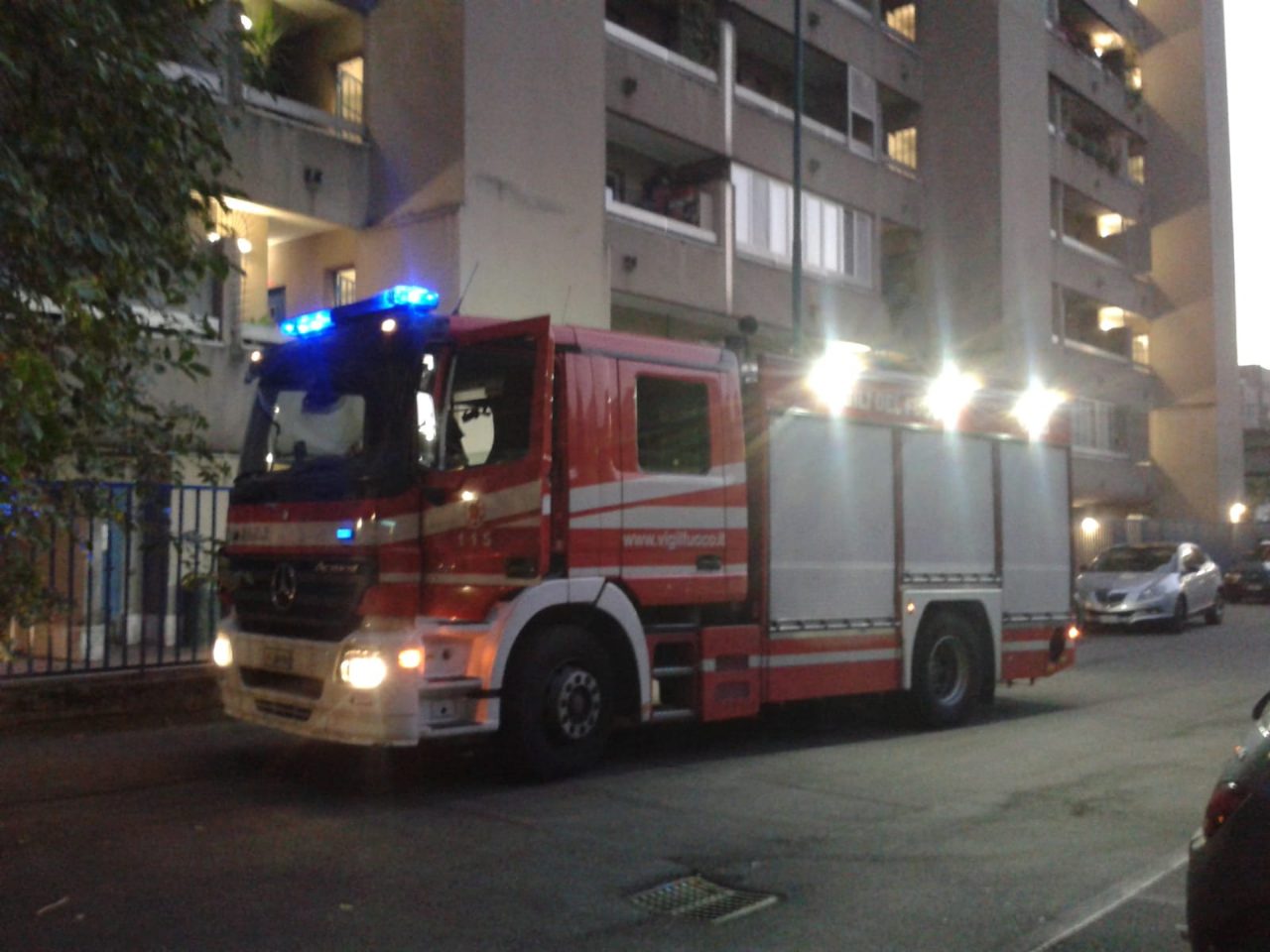 Tennis Cigni a fuoco un copertone arrivano i pompieri