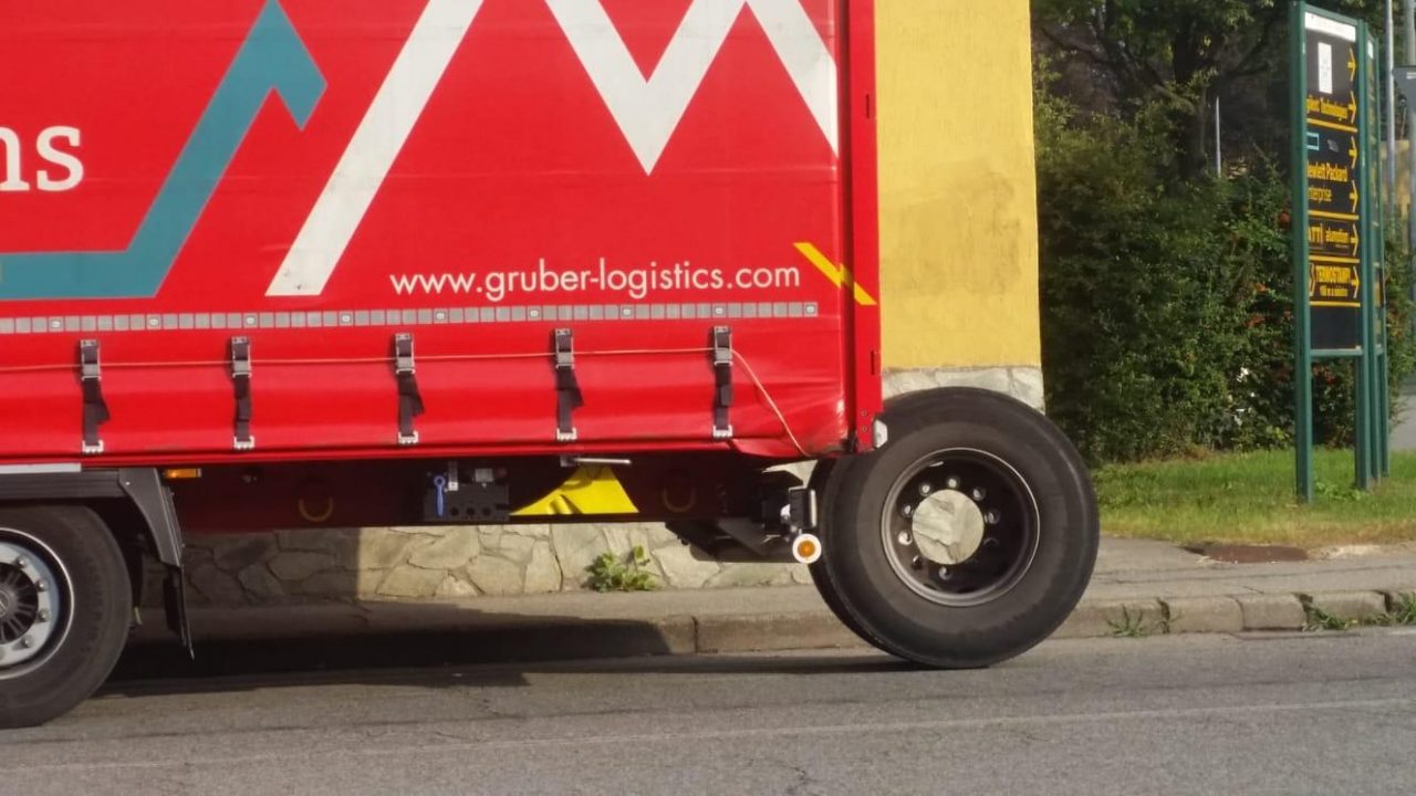 Tir perde le ruote sulla Padana, sfiorato un motociclista FOTO