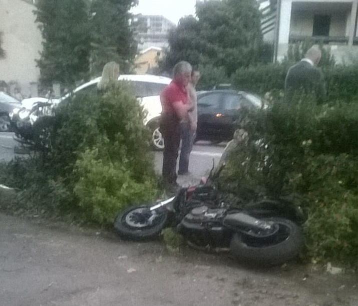 Gravissimo incidente a Brugherio tra auto e moto FOTO