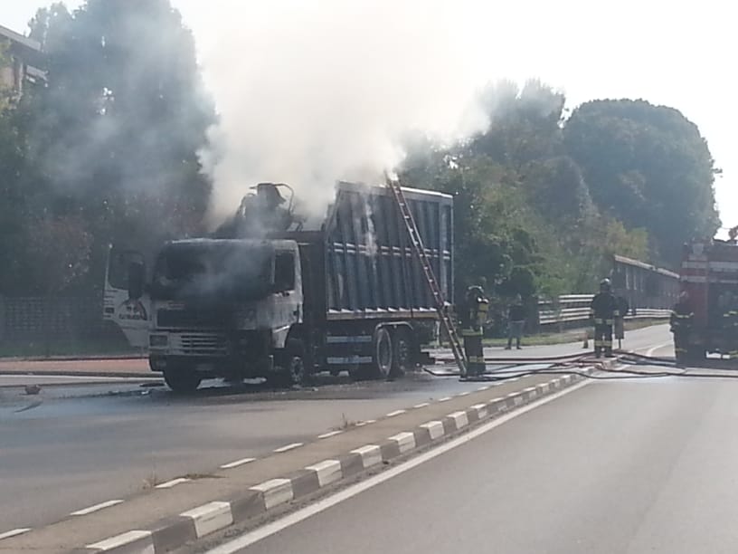 Provinciale Cerca camion in fiamme arrivano i Vigili del fuoco