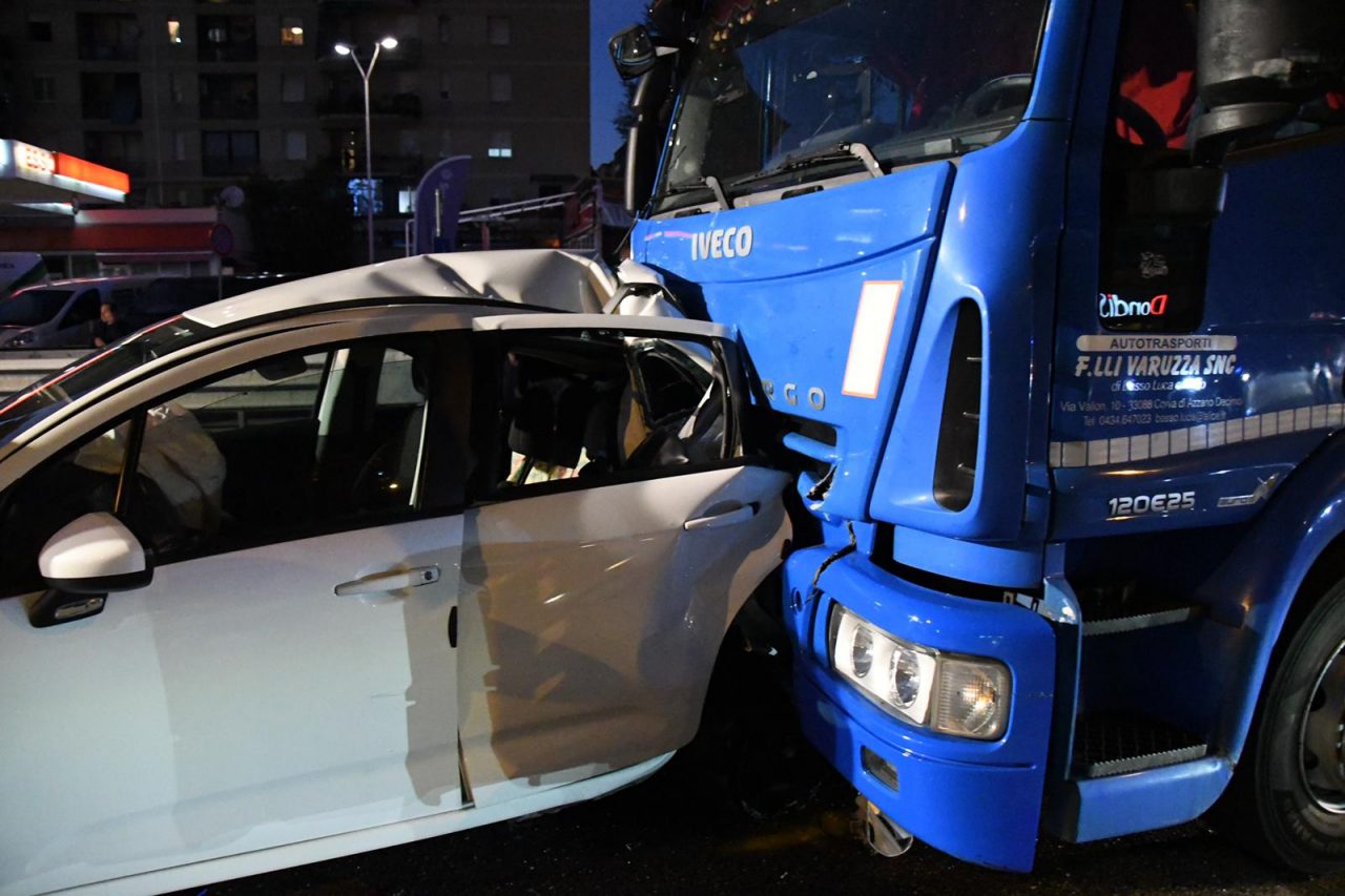 Tir contro auto a Cinisello. Ferita anche una donna incinta FOTO