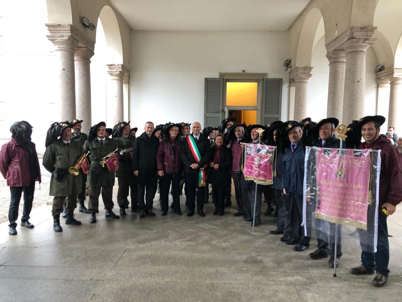 Fanfara dei bersaglieri non la ferma nemmeno la pioggia