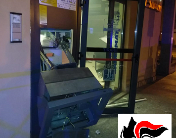 Bancomat fatto esplodere in piena notte, ladri in fuga
