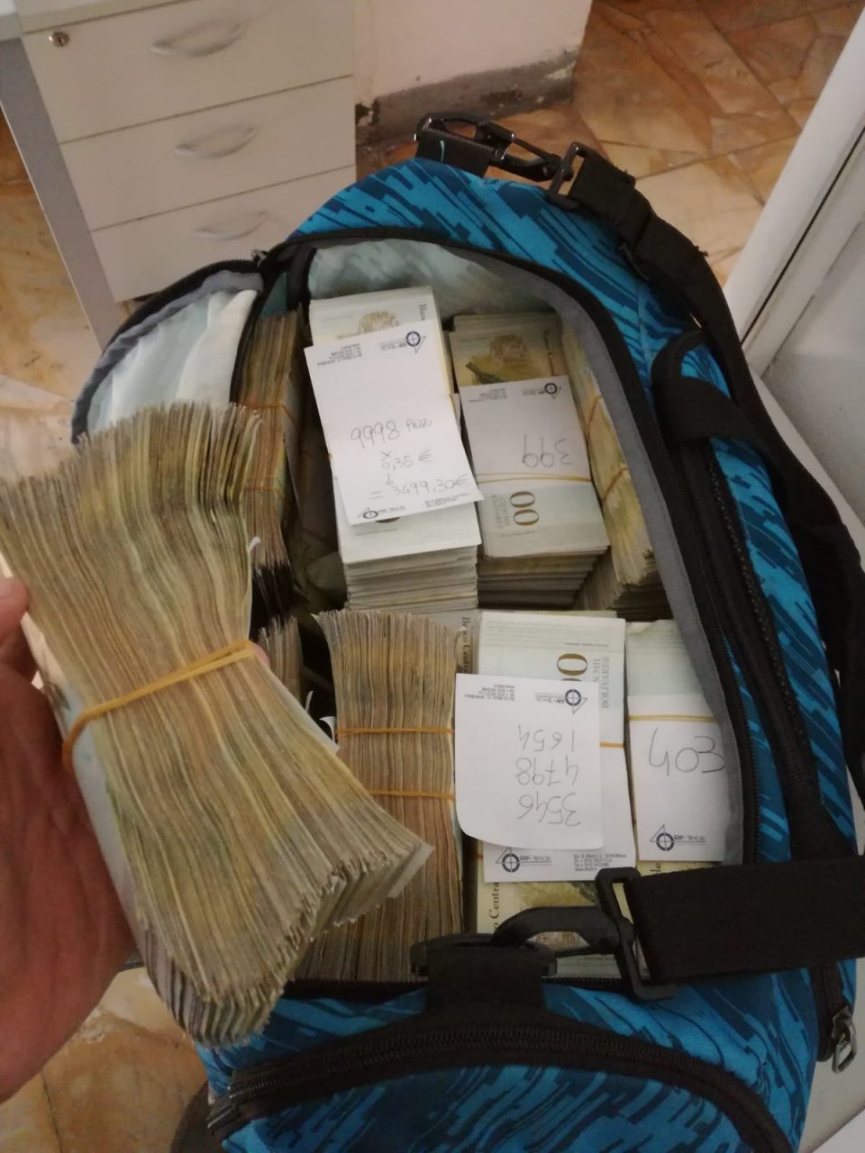 Fermato dalla Polizia con borsone pieno zeppo di banconote