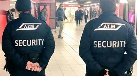 Controllori gli chiedono il biglietto: lui tira fuori un coltello