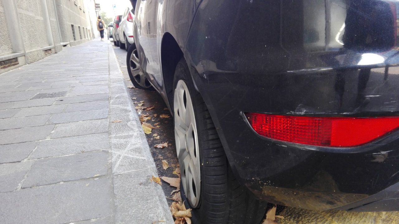 Vandalismi contro auto: gomme bucate anche a disabile