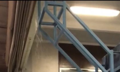 Maltempo a Melzo piove in palestra in testa alle atlete (VIDEO)