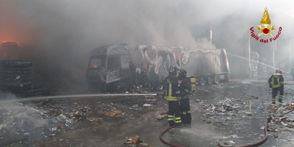 Incendio distrugge trenta pulmini per trasporto disabili