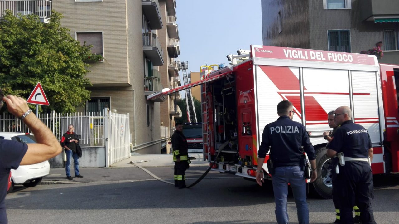 Incendio distrugge appartamento: evacuato palazzo di cinque piani