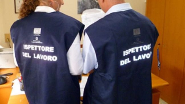 Lavoro nero, quattro operai clandestini scoperti in una serra gestita da un cinese