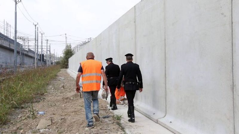 A Sud di Milano un muro anti spacciatori alto 4 metri
