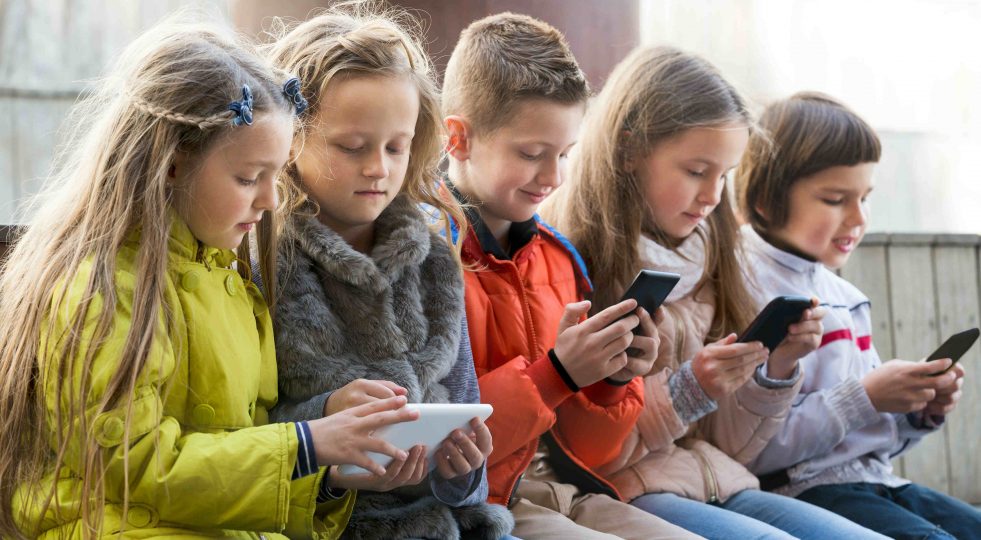 Uso dello smartphone tra i minorenni? A Cernusco sul Naviglio genitori, scuola e associazioni fanno un patto