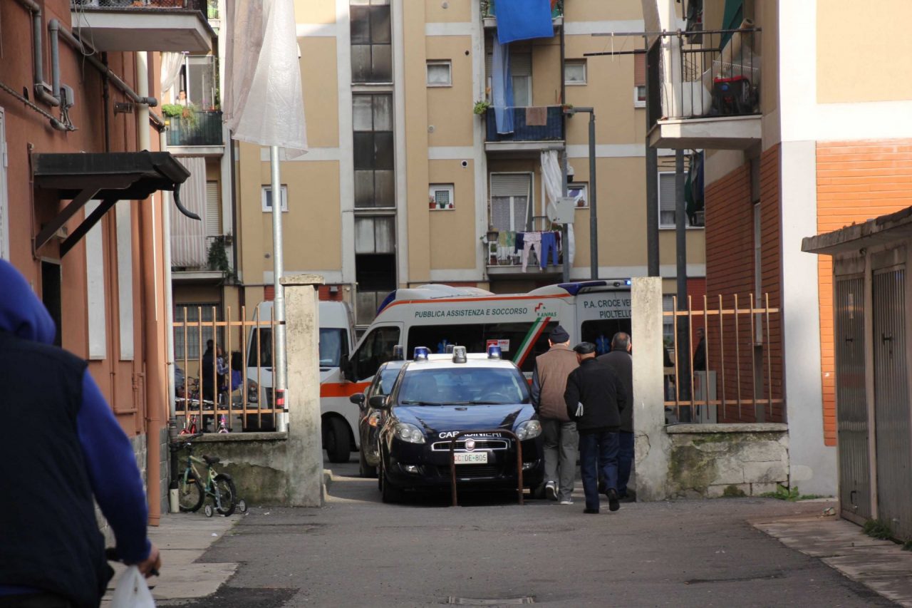 Aggredisce i soccorritori e si nasconde in un condominio