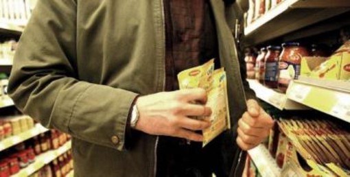 Trezzo ladri al supermercato si calano dal tetto e rubano soldi e generi alimentari