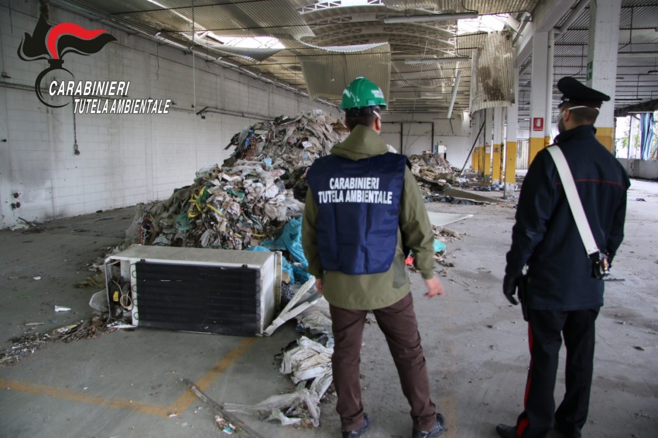 Capannone trasformato in discarica sequestrato, l’elogio del ministro