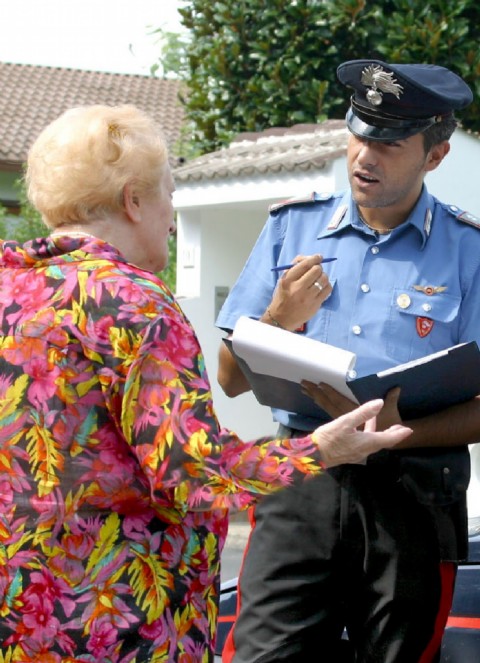 Anziana raggirata consegna tutto l’oro di casa