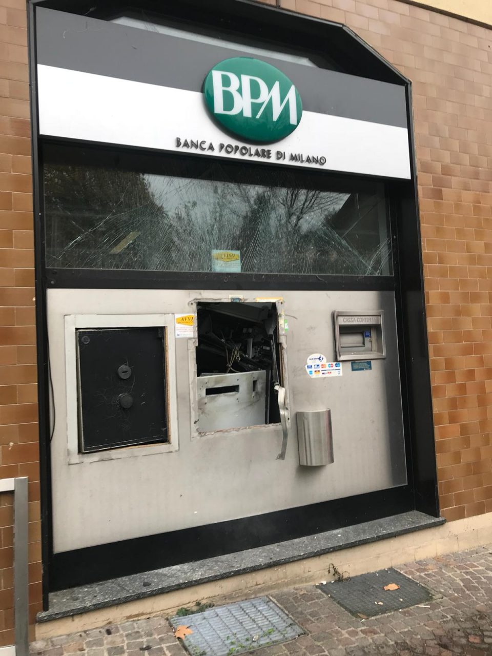 Due esplosioni per far saltare il bancomat