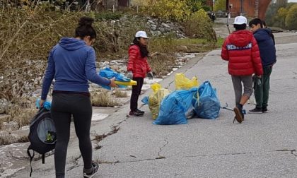 Cassano manipolo di volontari sulla Muzza per ripulirla dai rifiuti FOTO