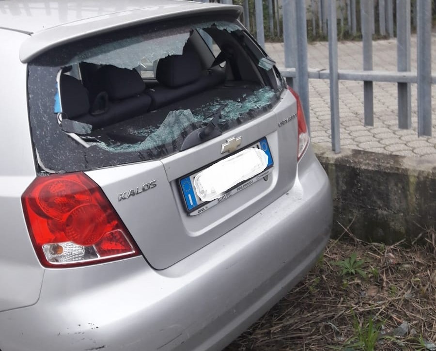 “Strage” di finestrini in frantumi: la Polizia ferma tre ladri in un colpo solo
