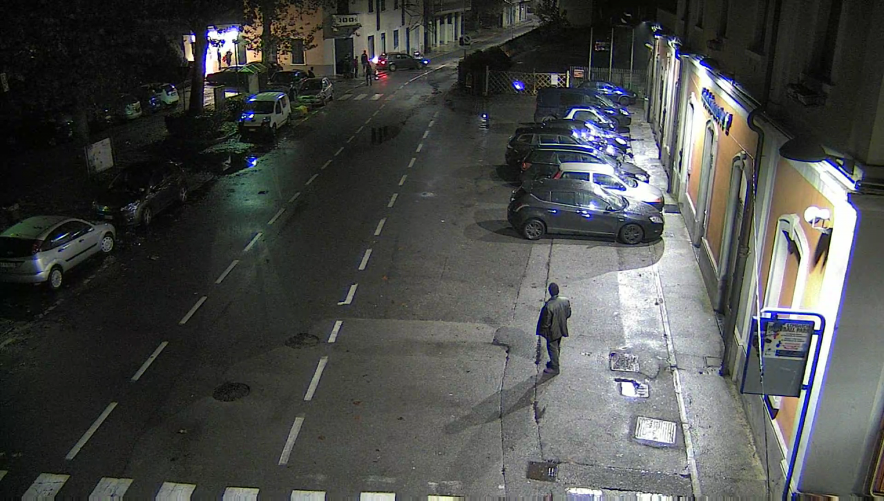 Calolzio: tenta di investire i passanti e poi fugge FOTO E VIDEO