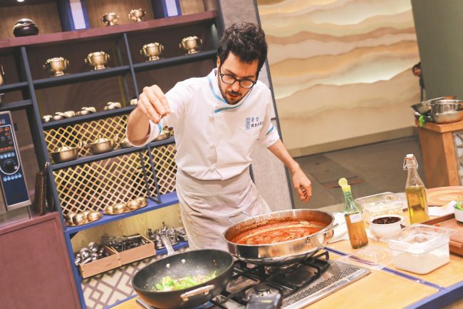 Chef famosi: un lombardo impegnato in una sfida ai fornelli internazionale