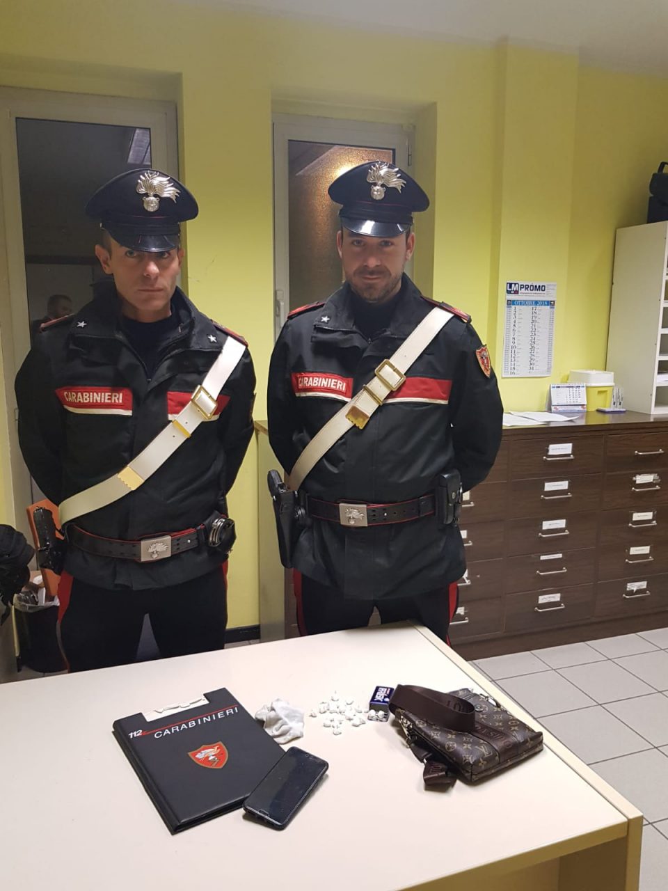 Clandestino, in tasca il foglio di via e 25 dosi di cocaina