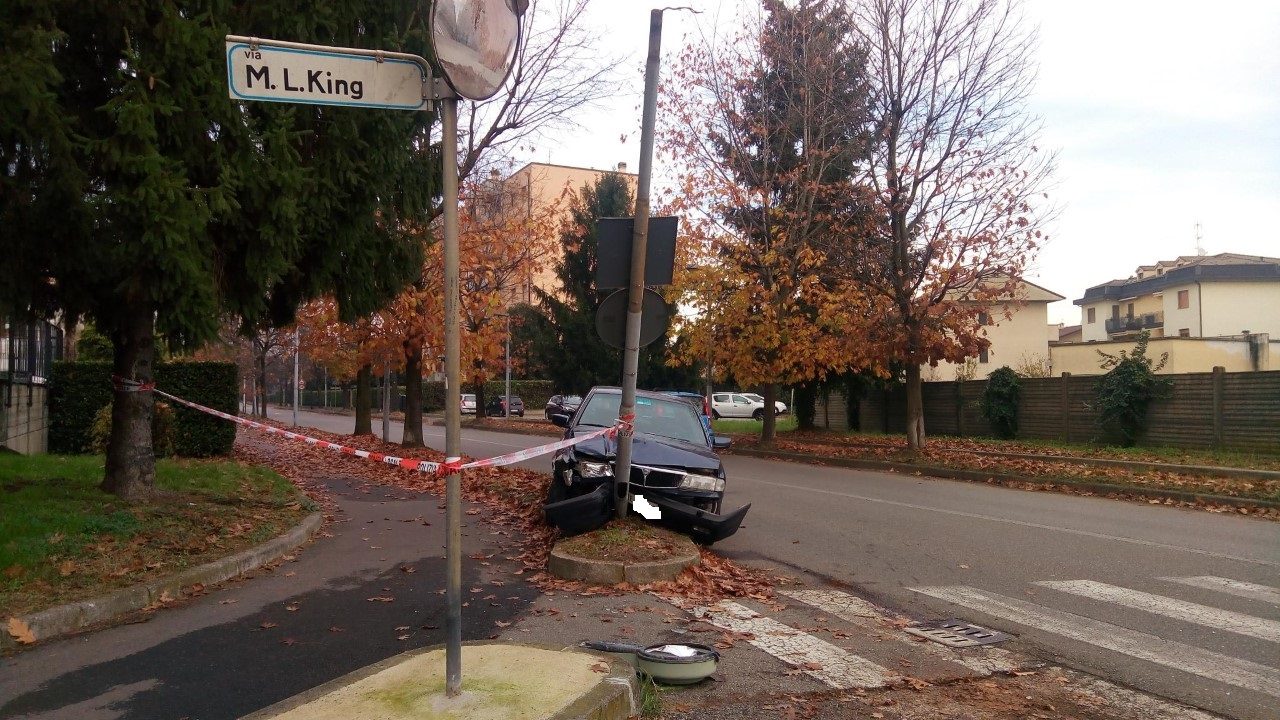 Anziano perde il controllo dell’auto e si schianta contro un palo