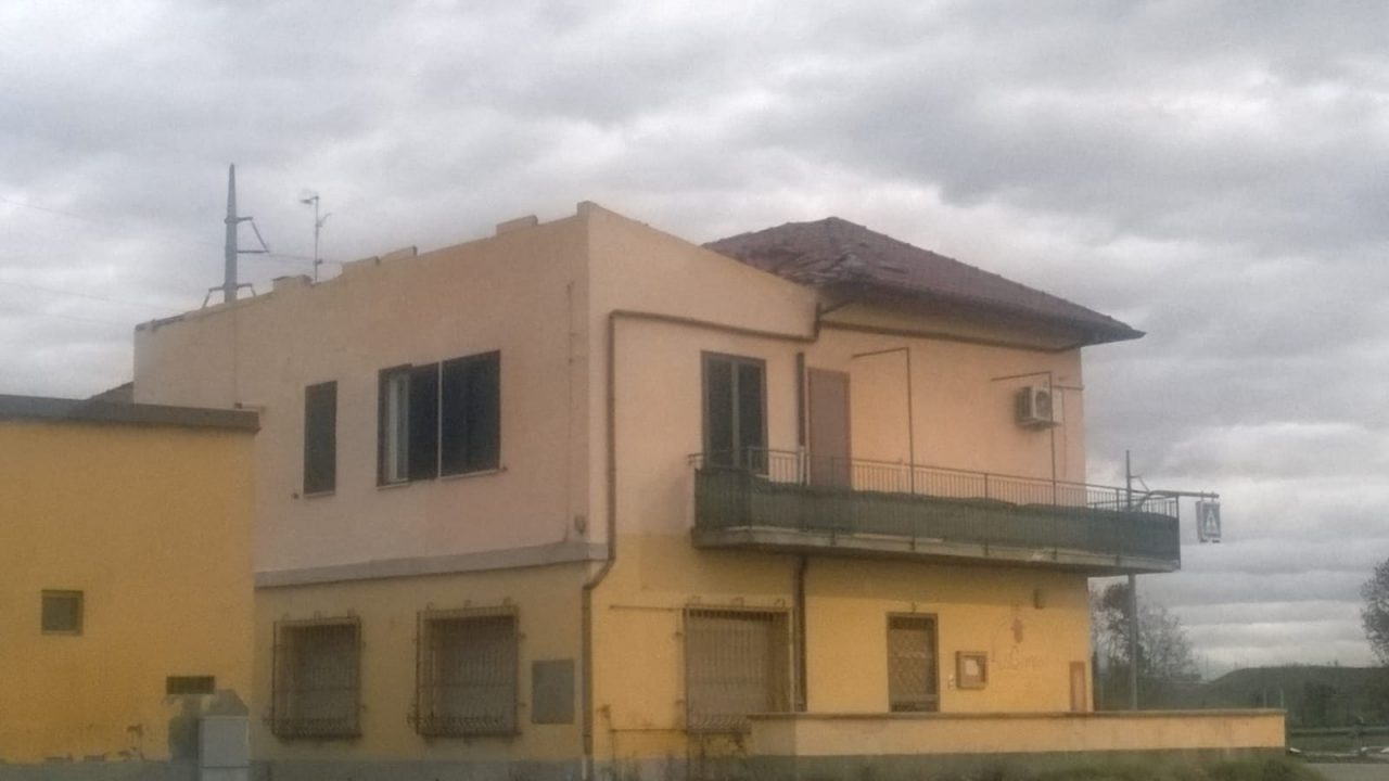 La tromba d’aria gli ha sradicato il tetto famiglia di Cassano disperata FOTO