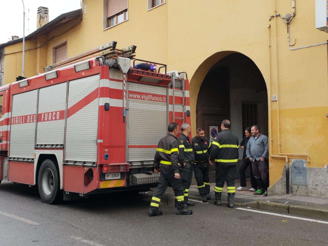 Nido di calabroni in una casa, arrivano i pompieri
