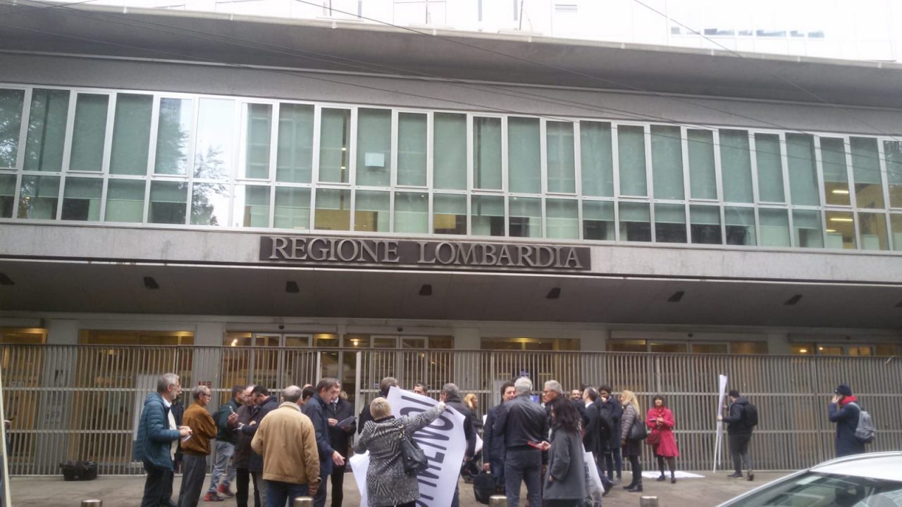 Presidio al Pirellone: sindaci e pendolari in protesta