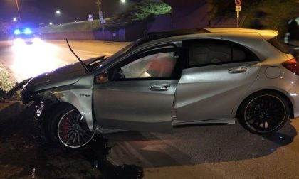 Incidente a Milano 2, 21enne va a sbattere contro un muretto con l'auto