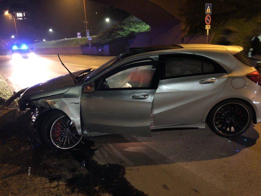 Incidente a Milano 2, 21enne va a sbattere contro un muretto con l’auto